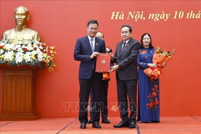 Chủ tịch Quốc hội Trần Thanh Mẫn trao Quyết định cho Tổng Kiểm toán Nhà nước Nguyễn Hữu Nghĩa. Ảnh: Doãn Tấn – TTXVN