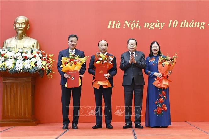 Chủ tịch Quốc hội Trần Thanh Mẫn trao Quyết định và tặng hoa cho các Bí thư các Đảng uỷ: Uỷ ban Pháp luật và Tư pháp; Uỷ ban Dân nguyện và Giám sát, Kiểm toán nhà nước nhiệm kỳ 2025 – 2030. Ảnh: Doãn Tấn – TTXVN