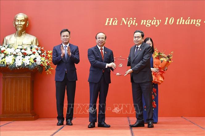 Chủ tịch Quốc hội Trần Thanh Mẫn trao Quyết định cho Chủ nhiệm Ủy ban Pháp luật và Tư pháp của Quốc hội Phan Chí Hiếu. Ảnh: Doãn Tấn – TTXVN