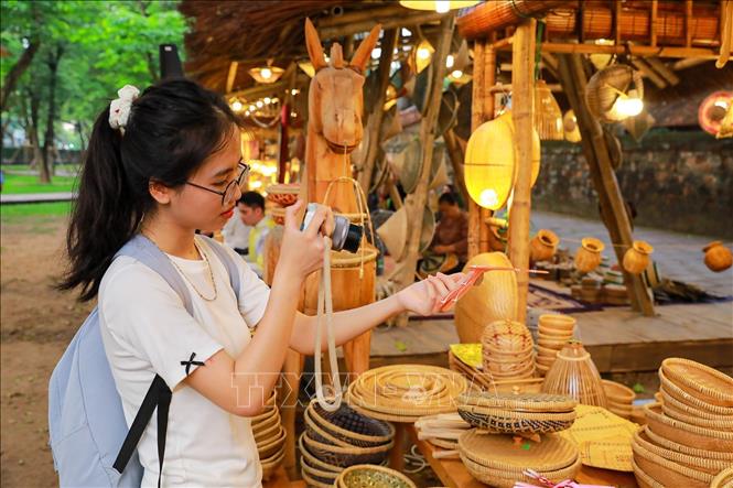 Không gian nghệ thuật “Vườn ánh sáng” thu hút sự quan tâm của người dân. Ảnh: Khánh Hoà - TTXVN