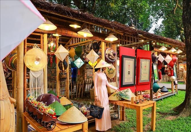 Vườn Ánh sáng” mở ra một hành trình trải nghiệm giàu cảm xúc, nơi quá khứ và hiện tại giao thoa, truyền thống và đương đại hòa quyện. Ảnh: Khánh Hoà - TTXVN
