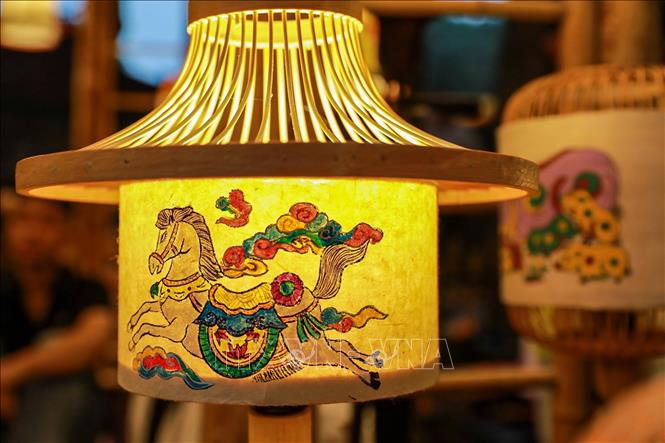 Các tác phẩm đèn lồng được chế tác công phu từ những chất liệu truyền thống tạo nên một không gian trải nghiệm giàu tính thẩm mỹ và chiều sâu văn hóa. Ảnh: Khánh Hoà - TTXVN