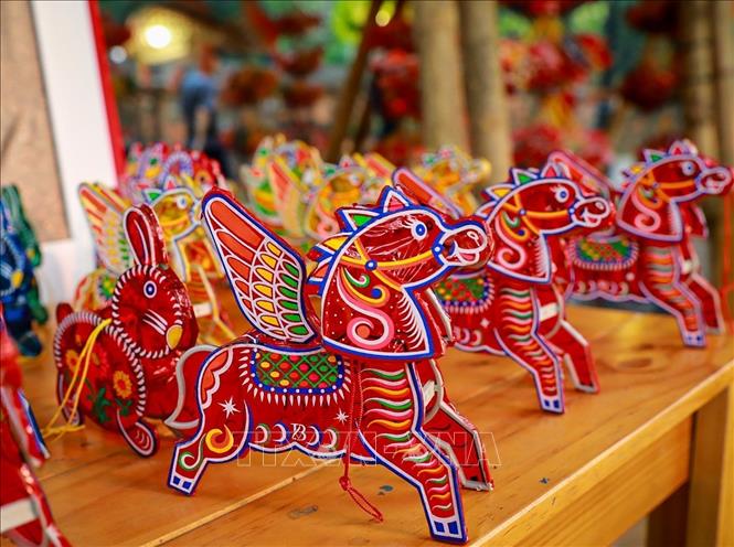 Các tác phẩm đèn lồng được chế tác công phu từ những chất liệu truyền thống tạo nên một không gian trải nghiệm giàu tính thẩm mỹ và chiều sâu văn hóa. Ảnh: Khánh Hoà - TTXVN