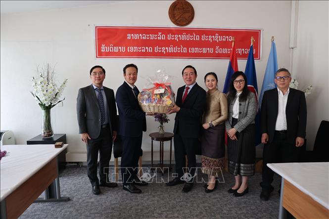 Phái đoàn thường trực Việt Nam gửi lời chúc mừng năm mới tốt đẹp đến Phái đoàn thường trực Lào. Ảnh: Anh Hiển - PV TTXVN tại Thụy Sĩ 