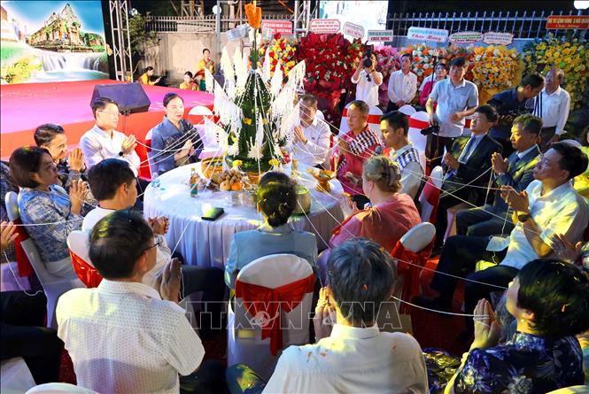 Các đại biểu thực hiện nghi lễ truyền thống của Lào trong Tết Bunpimay. Ảnh: Trần Lê Lâm - TTXVN 