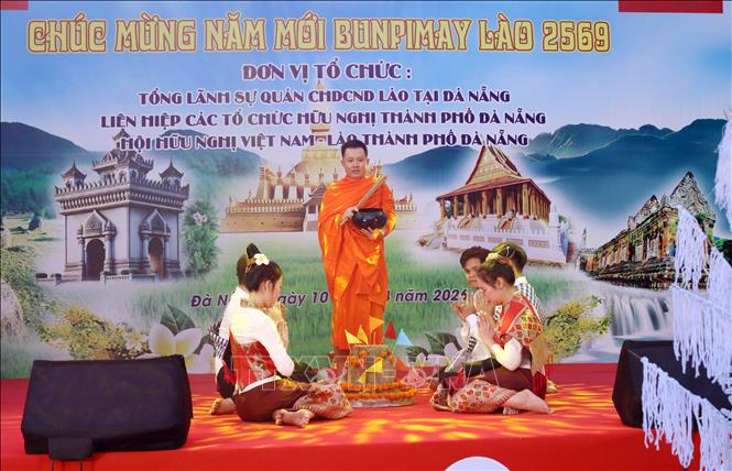 Trình diễn các nghi thức trong Tết Bunpimay của Lào. Ảnh: Trần Lê Lâm - TTXVN 