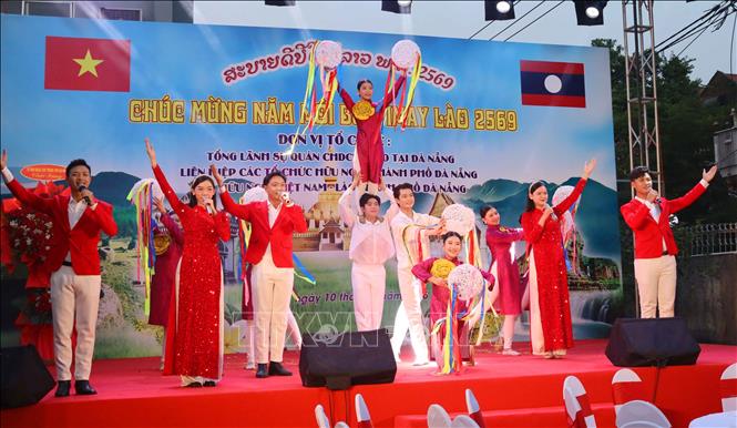 Biểu diễn nghệ thuật giao lưu Việt Nam - Lào tại chương trình. Ảnh: Trần Lê Lâm - TTXVN 