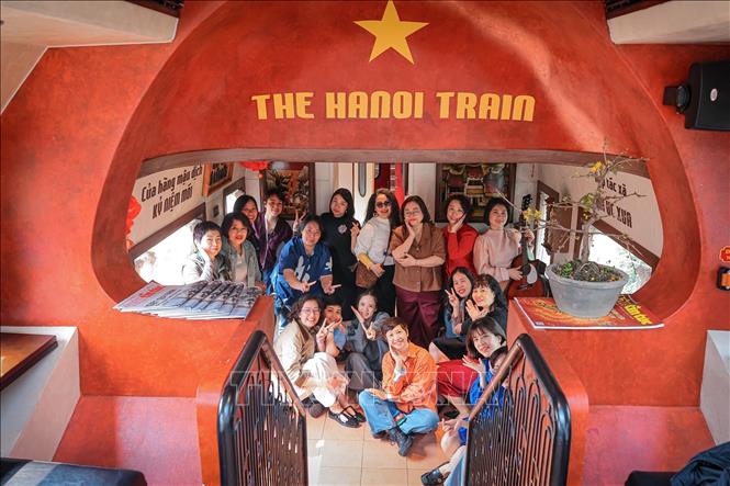 Khoảnh khắc chụp ảnh tập thể của khách du lịch trên toa tàu trải nghiệm 