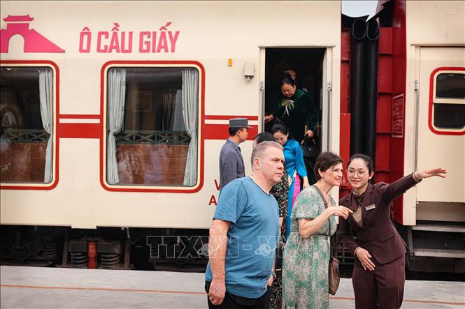 Nhân viên phục vụ hướng dẫn và giới thiệu cho du khách quốc tế về hành trình “Tàu 5 cửa ô