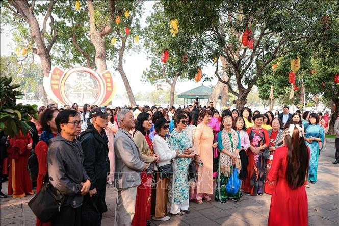 Du khách tập trung theo dõi phần giới thiệu về di tích Đền Đô, cho thấy sức hấp dẫn của các điểm đến văn hóa trong tuyến trải nghiệm. Ảnh: Phạm Tuấn Anh - TTXVN