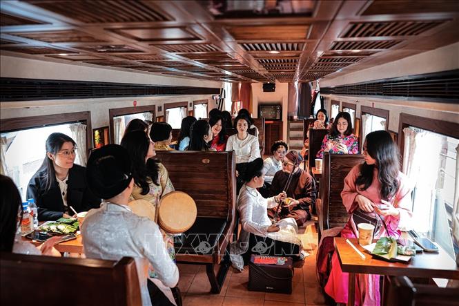 Không gian bên trong toa tàu trở thành sân khấu trình diễn nghệ thuật dân gian, nơi du khách được trực tiếp thưởng thức âm nhạc truyền thống trong hành trình khám phá Thủ đô. Ảnh: Phạm Tuấn Anh - TTXVN