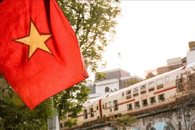 Đoàn tàu trải nghiệm, tạo điểm nhấn thị giác giàu cảm xúc, khơi gợi niềm tự hào về bản sắc văn hóa và lịch sử Hà Nội. Ảnh: Phạm Tuấn Anh - TTXVN
