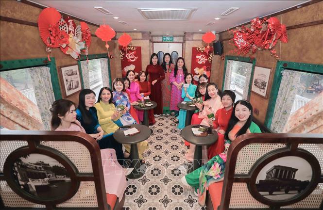 Khoảnh khắc chụp tập thể trên toa tàu trải nghiệm lưu giữ dấu ấn của một sản phẩm du lịch mang tính kết nối cộng đồng và lan tỏa văn hóa. Ảnh: Phan Phương - TTXVN