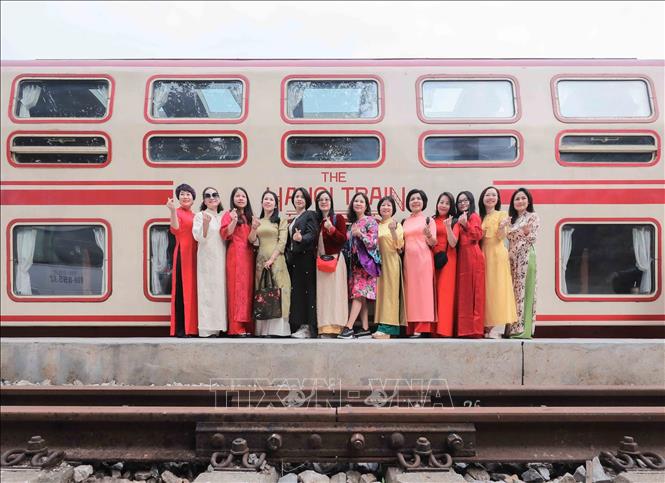 Du khách chụp ảnh lưu niệm bên đoàn tàu 5 cửa ô. Ảnh: Phan Phương - TTXVN