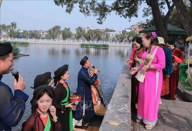 Các liền anh, liền chị giao lưu trực tiếp với du khách, lan tỏa giá trị văn hóa truyền thống tới cộng đồng. Ảnh: Phan Phương - TTXVN