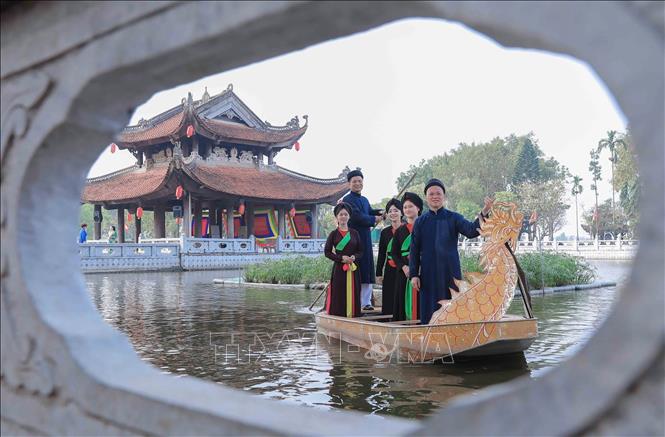 Khoảnh khắc liền anh, liền chị biểu diễn quan họ tại Đền Đô (Bắc Ninh) là sự kết hợp tinh tế giữa không gian văn hóa tâm linh và làn điệu ngọt ngào, đậm đà bản sắc dân tộc. Ảnh: Phan Phương - TTXVN