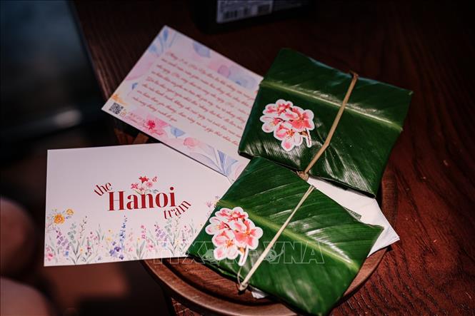 Những phần quà mang đậm hồn ẩm thực Việt và thiệp lưu niệm được chuẩn bị cho du khách trên tàu, góp phần nâng cao trải nghiệm văn hóa địa phương. Ảnh: Phạm Tuấn Anh - TTXVN
