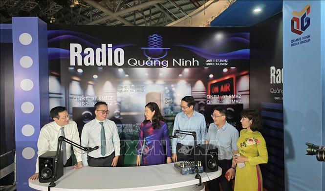 Các đại biểu tham quan khu vực Radio Quảng Ninh.  Ảnh: Thanh Vân-TTXVN 