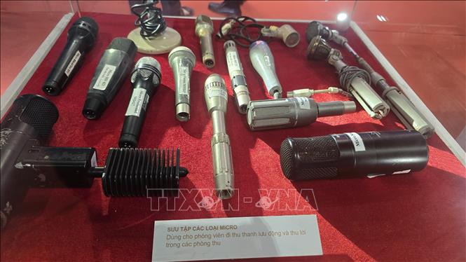 Các loại micro hỗ trợ thu lưu động và phòng thu những giai đoạn đầu tiên của VOV.  Ảnh: Thanh Vân-TTXVN 