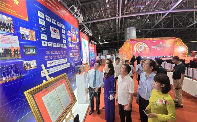 Các đại biểu tham quan không gian trưng bày tư liệu, hiện vật mang chủ đề 