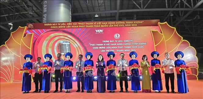 Lãnh đạo Đài Tiếng nói Việt Nam và lãnh đạo tỉnh Quảng Ninh thực hiện nghi thức cắt băng khai mạc Không gian trưng bày tư liệu, hiện vật phát thanh.  Ảnh: Thanh Vân-TTXVN 