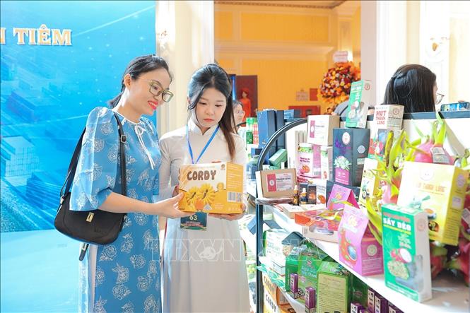 Các đại biểu tham quan gian hàng trưng bày sản phẩm tại buổi Lễ. Ảnh: Lê Đông - TTXVN