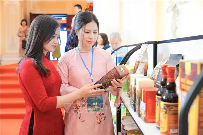 Các đại biểu tham quan gian hàng trưng bày sản phẩm tại buổi Lễ. Ảnh: Lê Đông - TTXVN