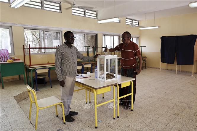 Cử tri bỏ phiếu bầu Tổng thống tại điểm bầu cử ở Djibouti City, Djibouti, ngày 10/4/2026. Ảnh: THX/TTXVN