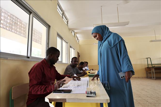 Cử tri bỏ phiếu bầu Tổng thống tại điểm bầu cử ở Djibouti City, Djibouti, ngày 10/4/2026. Ảnh: THX/TTXVN