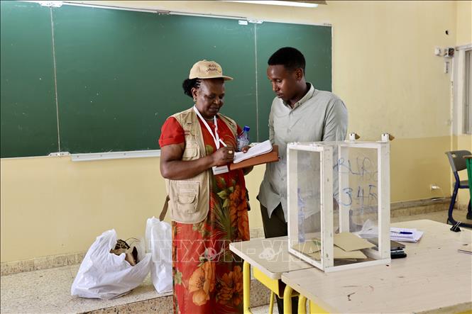 Cử tri bỏ phiếu bầu Tổng thống tại điểm bầu cử ở Djibouti City, Djibouti, ngày 10/4/2026. Ảnh: THX/TTXVN