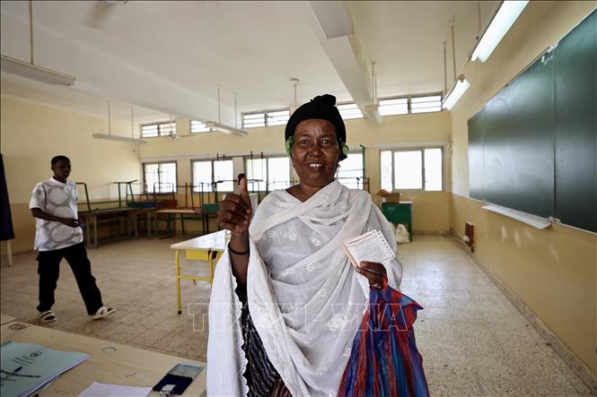 Cử tri bỏ phiếu bầu Tổng thống tại điểm bầu cử ở Djibouti City, Djibouti, ngày 10/4/2026. Ảnh: THX/TTXVN