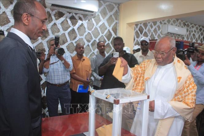 Ứng cử viên Tổng thống Mohamed Farah Samatar bỏ phiếu tại điểm bầu cử ở Djibouti City, Djibouti, ngày 10/4/2026. Ảnh: THX/TTXVN