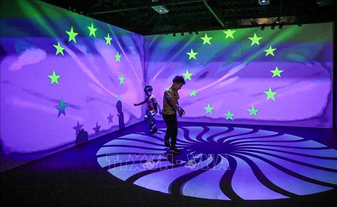 Phòng tương tác số 3D là một điểm nhấn hấp dẫn của sự kiện. Ảnh: Khánh Hoà - TTXVN