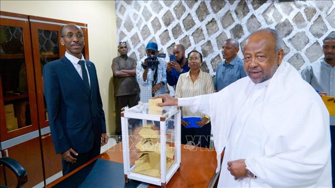 Tổng thống Djibouti Ismail Omar Guelleh bỏ phiếu tại điểm bầu cử ở Djibouti City, ngày 10/4/2026. Ảnh: THX/TTXVN