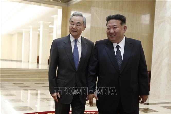 Nhà lãnh đạo Triều Tiên Kim Jong Un và Bộ trưởng Ngoại giao Trung Quốc Vương Nghị tại cuộc gặp ở Bình Nhưỡng ngày 10/4/2026. Ảnh: THX/TTXVN