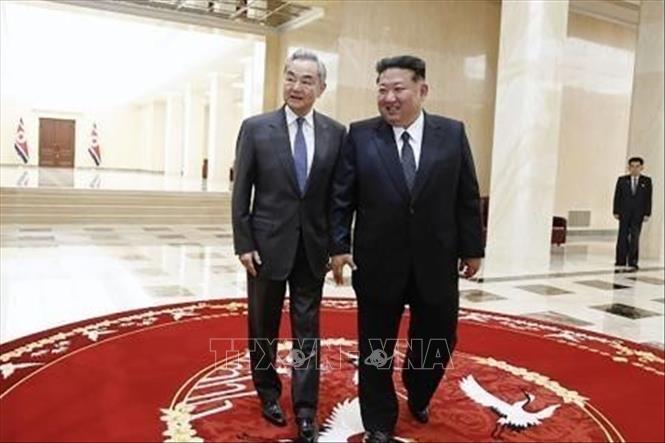 Nhà lãnh đạo Triều Tiên Kim Jong Un và Bộ trưởng Ngoại giao Trung Quốc Vương Nghị tại cuộc gặp ở Bình Nhưỡng ngày 10/4/2026. Ảnh: Kyodo/TTXVN