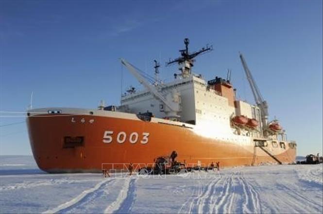 (Tư liệu) Tàu phá băng Shirase tới Trạm nghiên cứu Syowa của Nhật Bản tại Nam Cực. Ảnh: Kyodo/TTXVN