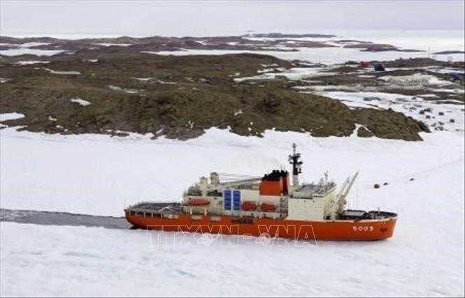 (Tư liệu) Tàu phá băng Shirase tới Trạm nghiên cứu Syowa của Nhật Bản tại Nam Cực. Ảnh: Kyodo/TTXVN