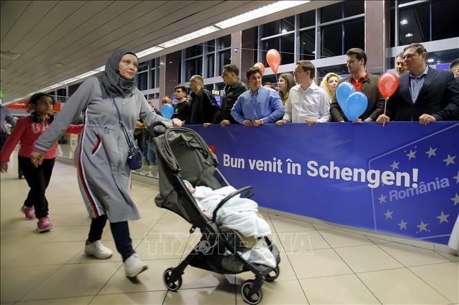 Hành khách tại sân bay quốc tế Henri Coanda ở Bucharest, Romania. Ảnh: THX/TTXVN