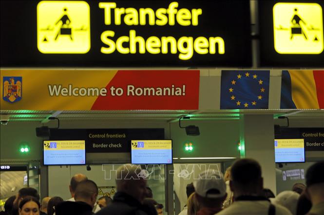 Biển báo chỉ hướng đi cho khách du lịch Schengen tại sân bay quốc tế Henri Coanda ở Bucharest, Romania. Ảnh: THX/TTXVN