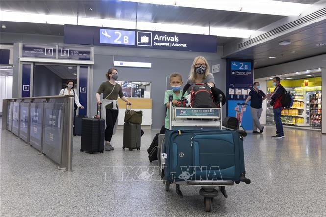 Hành khách tại sân bay Helsinki, Phần Lan. Ảnh: THX/TTXVN