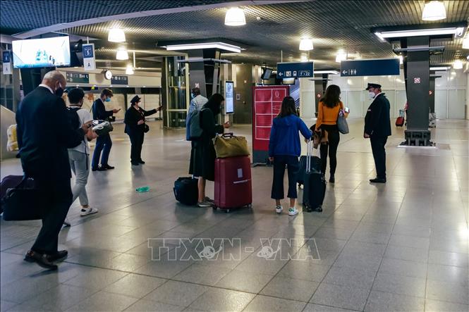 Hành khách tại nhà ga ở Brussels, Bỉ. Ảnh: THX/TTXVN