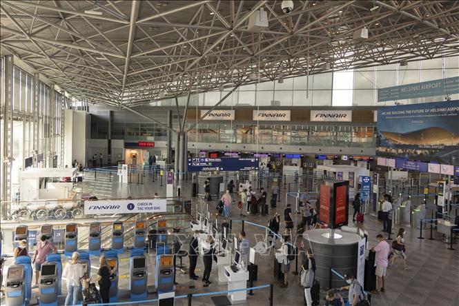 Hành khách tại sân bay Helsinki, Phần Lan. Ảnh: THX/TTXVN