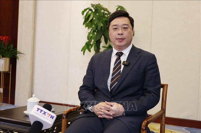 Ông Vi Thao, Ủy viên Trung ương Đảng Cộng sản Trung Quốc, Phó Bí thư Đảng ủy, Chủ tịch Chính quyền nhân dân Khu tự trị dân tộc Choang Quảng Tây (Trung Quốc) trả lời phỏng vấn phóng viên TTXVN tại Trung Quốc. Ảnh: Quang Hưng-PV TTXVN tại Trung Quốc