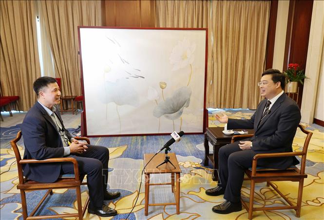 Ông Vi Thao (phải), Ủy viên Trung ương Đảng Cộng sản Trung Quốc, Phó Bí thư Đảng ủy, Chủ tịch Chính quyền nhân dân Khu tự trị dân tộc Choang Quảng Tây (Trung Quốc) trả lời phỏng vấn phóng viên TTXVN tại Trung Quốc. Ảnh: Quang Hưng-PV TTXVN tại Trung Quốc