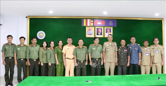 Trong ảnh: Đoàn công tác Công an tỉnh An Giang chụp ảnh lưu niệm cùng lãnh đạonCông an, Tiểu khu Quân sự và Hiến binh tỉnh Preah Sihanouk (Vương quốc Campuchia). Ảnh: TTXVN phát