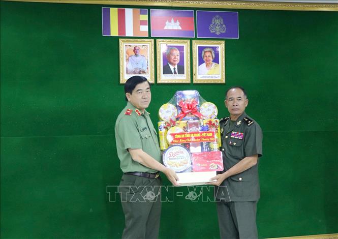 Thiếu tướng Nguyễn Văn Hận, Giám đốc Công an tỉnh An Giang tặng quà Tết Tiểu khu Quân sự. Ảnh: TTXVN phát