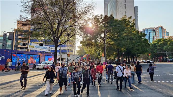 Quang cảnh giờ tan tầm tại Trung tâm tài chính, Thủ đô Mexico City. Ảnh: Phi Hùng - PV TTXVN tại Mexico.