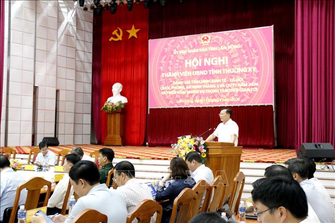 Ông Hồ Văn Mười, Chủ tịch UBND tỉnh Lâm Đồng phát biểu chỉ đạo tại cuộc họp. Ảnh: Nguyễn Thanh - TTXVN