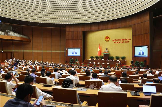 Bộ trưởng Bộ Tư pháp Hoàng Thanh Tùng phát biểu giải trình, làm rõ một số vấn đề đại biểu Quốc hội nêu. Ảnh: Văn Điệp –TTXVN